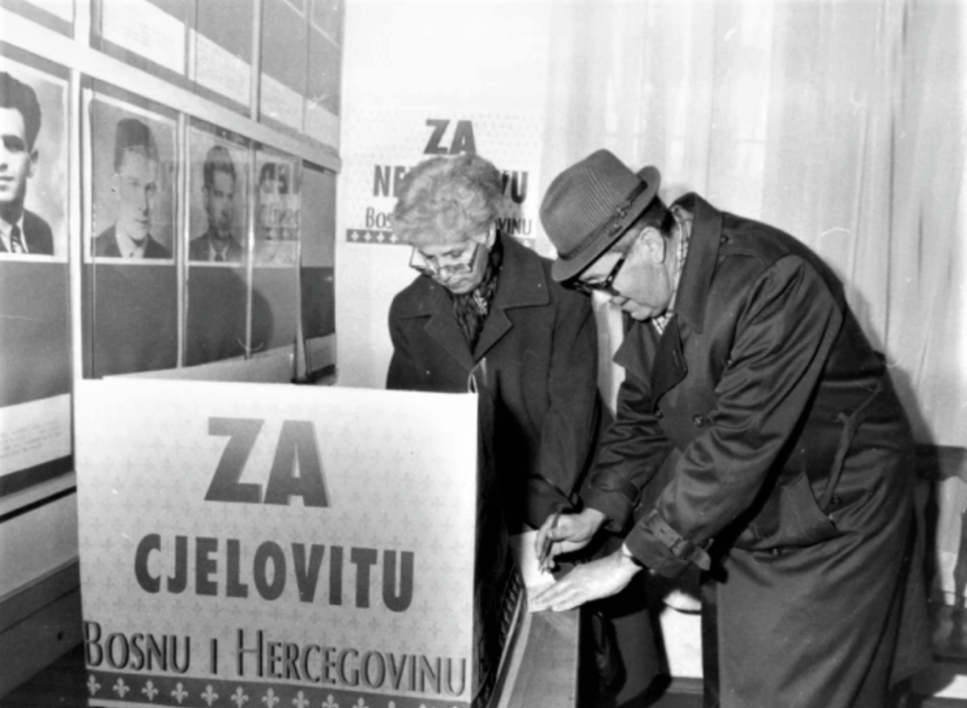 Digitalna izložba fotografija “Opsada grada Sarajeva” i projekcija dokumentarnog filma “Referendum 1992” u Drugoj gimnaziji