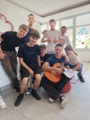 120 PAKETIĆA RADOSTI ZA 120 GODINA DRUGE GIMNAZIJE SARAJEVO